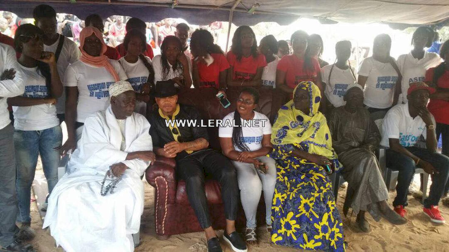 (Photos) El-Hadji Ousseynou Diouf tisse sa toile avec les marchands ambulants au CICES et à Grand Yoff. (Photos) El-Hadji Ousseynou Diouf tisse sa toile avec les marchands ambulants au CICES et à Grand Yoff.