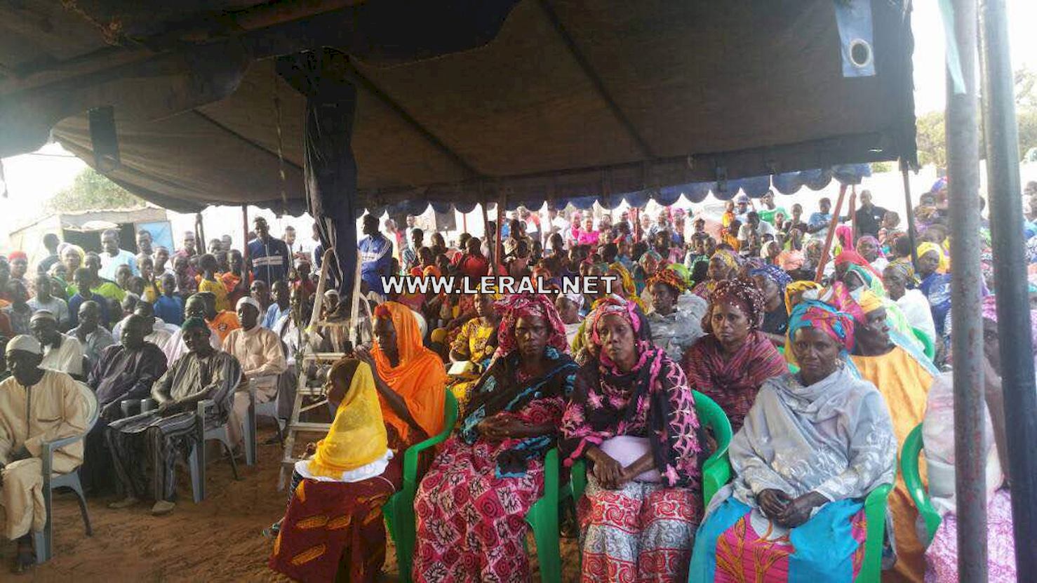 (Photos) El-Hadji Ousseynou Diouf tisse sa toile avec les marchands ambulants au CICES et à Grand Yoff. (Photos) El-Hadji Ousseynou Diouf tisse sa toile avec les marchands ambulants au CICES et à Grand Yoff.