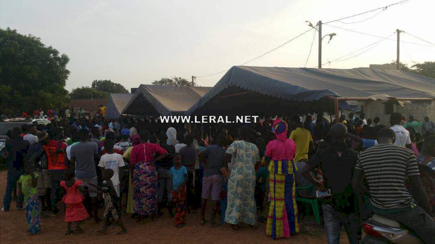(Photos) El-Hadji Ousseynou Diouf tisse sa toile avec les marchands ambulants au CICES et à Grand Yoff. (Photos) El-Hadji Ousseynou Diouf tisse sa toile avec les marchands ambulants au CICES et à Grand Yoff.