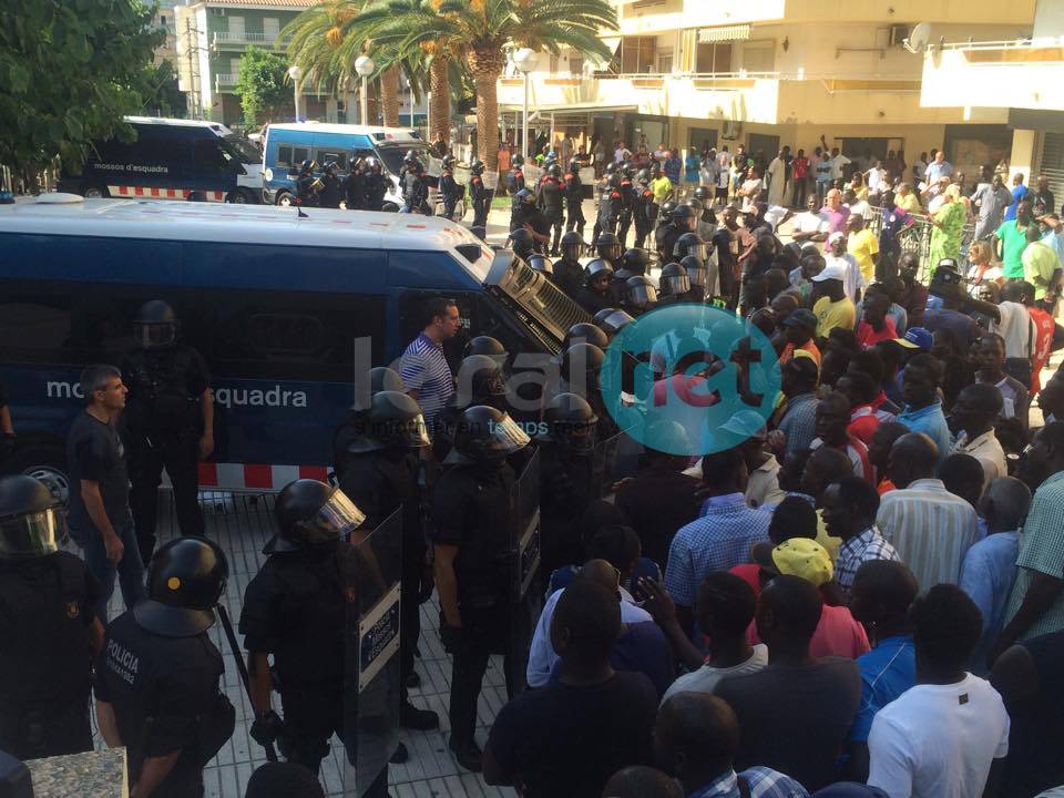 20 photos + 2 vidéos - "Assassinat" de leur compatriote à Saragosse: Les Sénégalais d'Espagne se rebellent 20 photos + 2 vidéos - "Assassinat" de leur compatriote à Saragosse: Les Sénégalais d'Espagne se rebellent