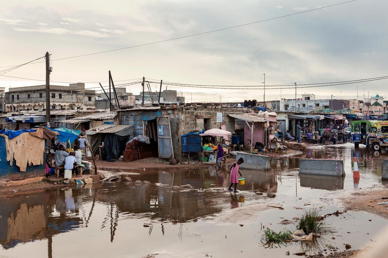 Sur les 13 millions d'habitants que compte le Sénégal, 43% vivent en périphérie de Dakar, où les maisons sont souvent construites sans autorisation.