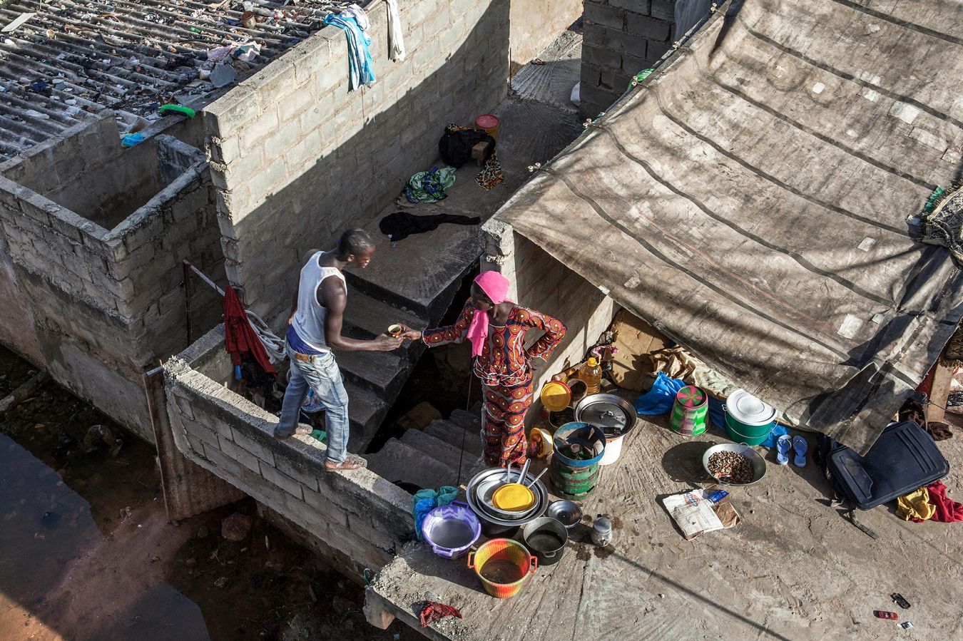 Drame familial à Thiaroye. Face à la montée des eaux, Aida et sa famille doivent se réfugier sur le toit. Elevant seule ses enfants, cette mère de famille n'a pas les moyens de régler la facture pour pomper l'eau. Elle va devoir quitter sa maison.