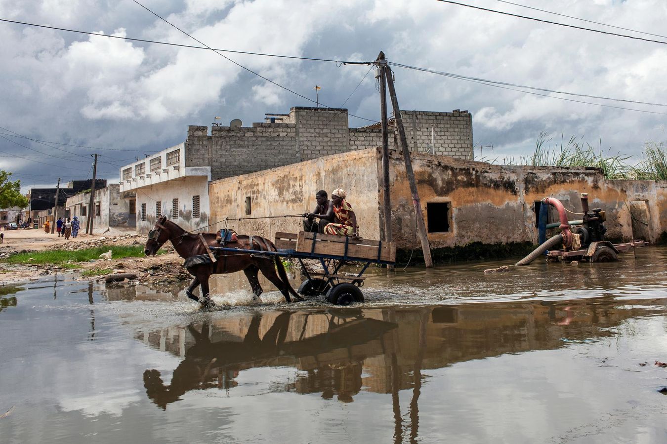 Dakar, la capitale du Sénégal, sous les eaux : chaque année à la saison des pluies, de juillet à septembre, les rues de la proche banlieue se transforment en fleuve.