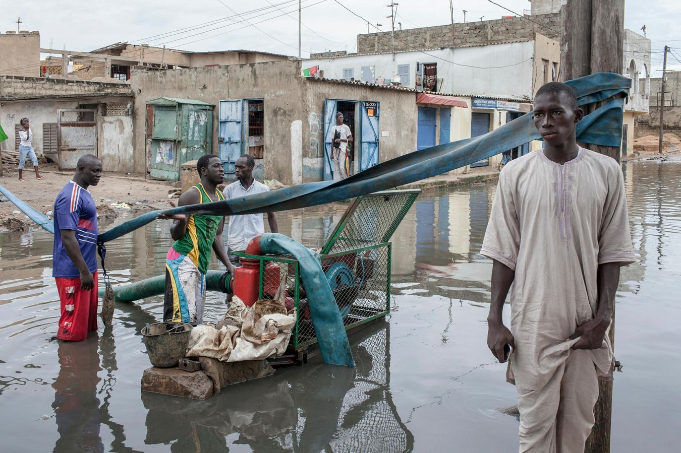 Dans les zones périurbaines, la croissance rapide de la population et les cités construites illégalement ajoutent au chaos pendant la saison des pluies, de juillet à septembre. La Banque mondiale estime à 40% la proportion de maisons qui ont été construites dans des zones à risques.