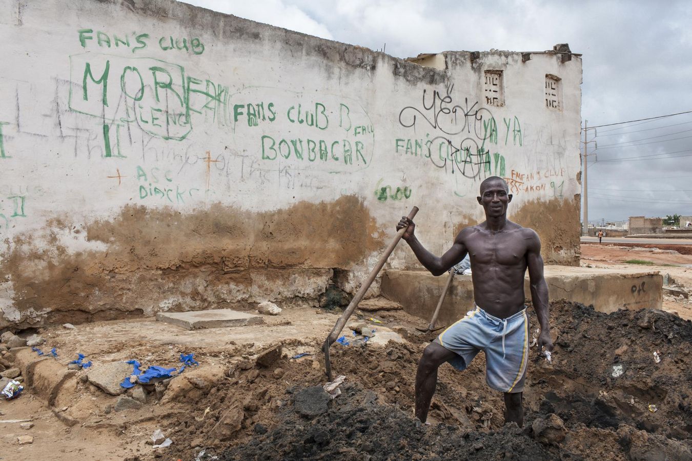 Pour remplacer les canalisations du tout-à-l'égout, on creuse des fosses septiques dans le quartier. Souvent les eaux usées polluent les eaux souterraines.