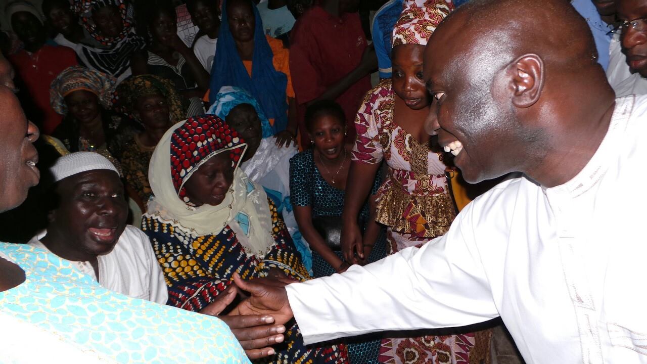 En route pour 2017 : Idrissa Seck investit la banlieue "quartier par quartier, maison par maison, one by one" En route pour 2017 : Idrissa Seck investit la banlieue "quartier par quartier, maison par maison, one by one"