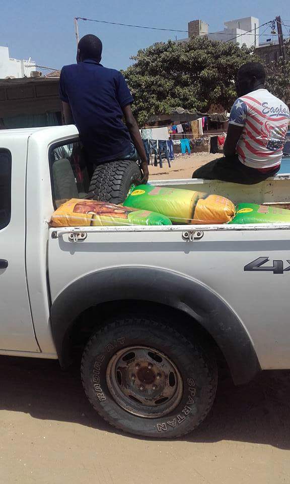Le camp du OUI distribue du riz dans la banlieue : Achat de conscience? (Photos) Le camp du OUI distribue du riz dans la banlieue : Achat de conscience? (Photos)