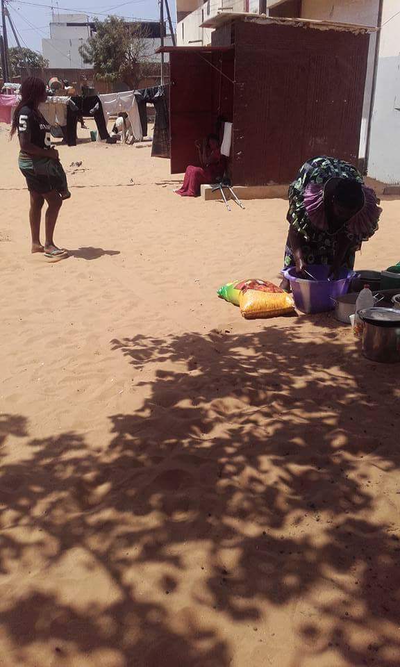 Le camp du OUI distribue du riz dans la banlieue : Achat de conscience? (Photos) Le camp du OUI distribue du riz dans la banlieue : Achat de conscience? (Photos)