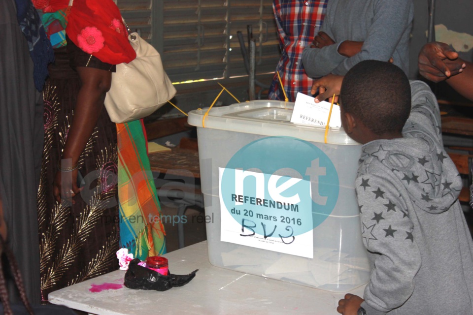Référendum: Vote des des militaires et paramilitaires à l'école Moustapha Diop ex. école FaidherbeDakar (image) Référendum: Vote des des militaires et paramilitaires à l'école Moustapha Diop ex. école FaidherbeDakar (image)