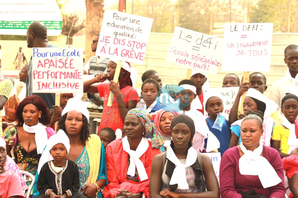 Les images du rassemblement des syndicats, parents d'élèves et élèves pour mettre fin aux grèves dans le système éducatif Les images du rassemblement des syndicats, parents d'élèves et élèves pour mettre fin aux grèves dans le système éducatif