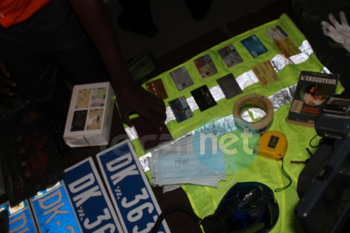 Photos - Le Commissaire Ibrahima Diop de la Dic présente le matériel saisie à la bande à Papis Konaré