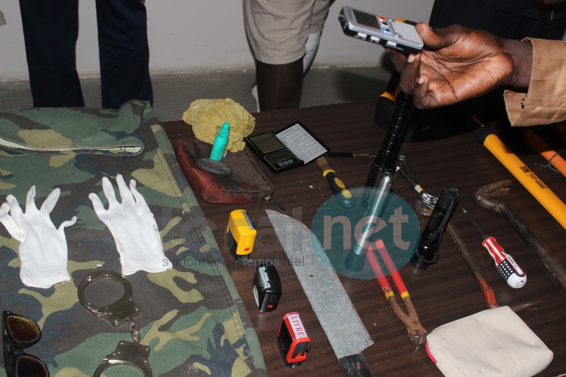 Photos - Le Commissaire Ibrahima Diop de la Dic présente le matériel saisie à la bande à Papis Konaré