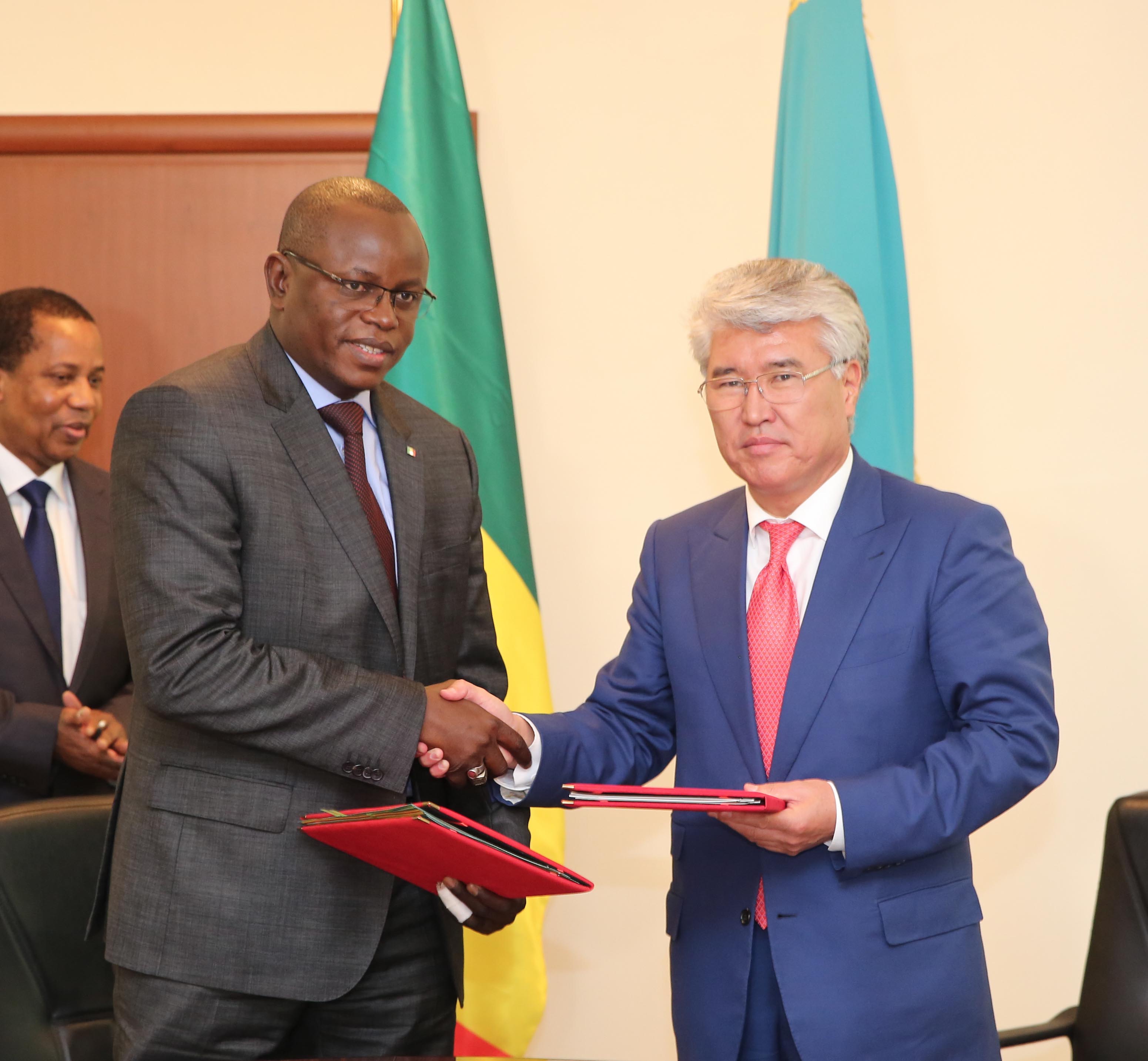 Les images de l'arrivée du Président Macky Sall et du ministre des Sports au Kazakhstan Les images de l'arrivée du Président Macky Sall et du ministre des Sports au Kazakhstan