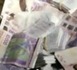 Une calebasse de billets d'argent pour payer la caution de Wade.