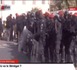 Devant les policiers, les manifestants scandaient "le peuple en a marre"