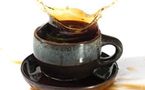 Pourquoi renverse-t-on toujours notre café en marchant ?