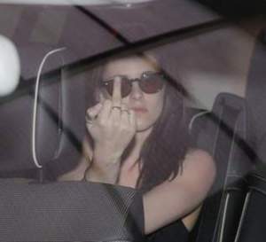 Doigt d'honneur et montée des marches chahutée pour Kristen Stewart