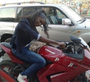 Le mannequin Lissa en moto!