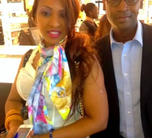 Viviane Chidid en galante compagnie à sa descente d'avion à Roissy Charles De Gaule