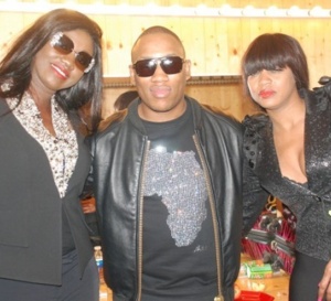 Le rappeur franco-malien Mokobé en compagnie des deux charmantes copines Oumou Provocation et Collé Faye à Paris