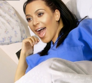 Kim Kardashian donne naissance à une petite fille, elle accouche 5 semaines en avance