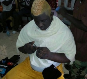 Photo- Balla Gaye 2 chez le coiffeur