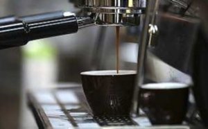 Boire trois tasses de café par jour diminuerait les risques de décès