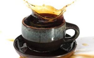 Pourquoi renverse-t-on toujours notre café en marchant ?