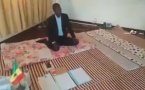 VIDEO: Talla Sylla remplace son mobilier de bureau par des nattes