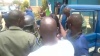 Boy Djinné arrêté à Missira: La vidéo de sa descente de la fourgonnette, ses premiers mots, son sourire en coin….