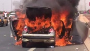 Véhicule en feu sur l'autoroute à péage.mp4