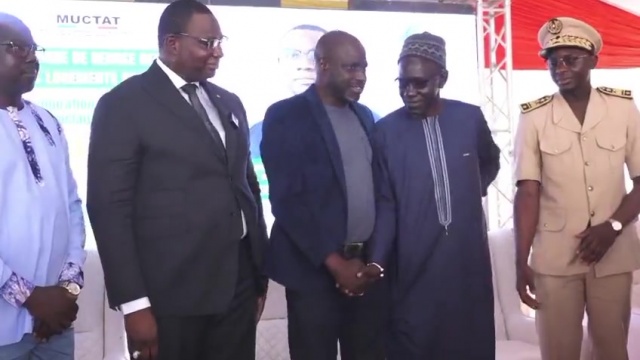 Logements sociaux des déplacés de la Langue de Barbarie : le ministre Moussa Bala Fofana remet des clés et inaugure des infrastructures de grande envergure. Logements sociaux des déplacés de la Langue de Barbarie : le ministre Moussa Bala Fofana remet des clés et inaugure des infrastructures de grande envergure.