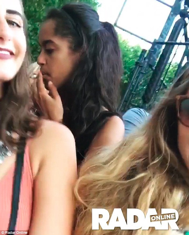 Vidéo - Malia Obama fait scan­dale en fumant un joint