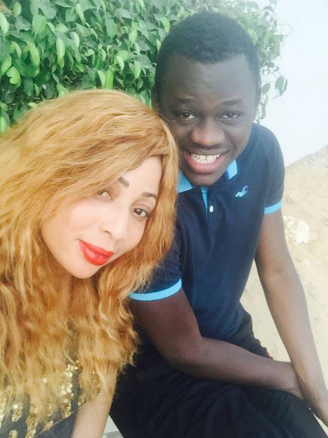Omoro en toute complicité avec son épouse