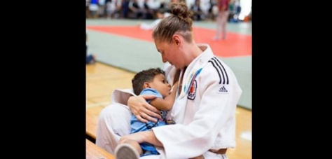 Malgré les contraintes de la compétition, cette femme accomplit son devoir de maman