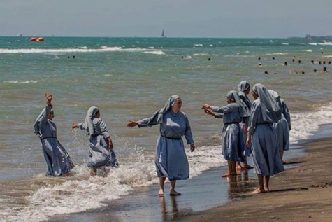 Italie : Un imam fait polémique en diffusant une photo de religieuses à la plage