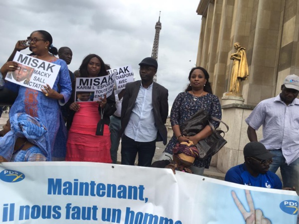 Les libéraux de Paris ont manifesté contre le "Macky"