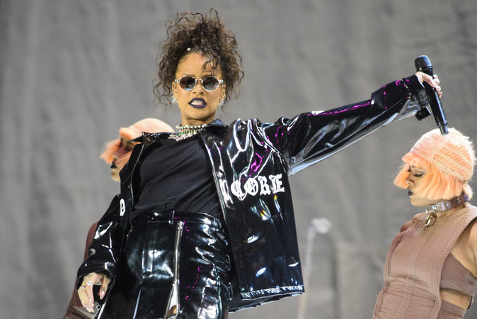 Rihanna : huée sur scène par ses fans, découvrez sa réaction !