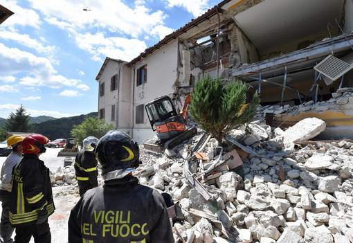 Séisme en Italie: le bilan s'alourdit à 120 morts