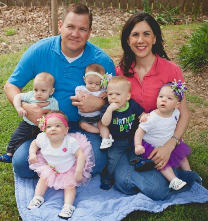 Une femme ignorant sa grossesse de jumeaux adopte des triplés