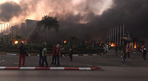Zoom sur le Gabon : l’assemblée nationale incendiée