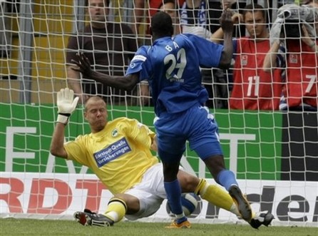 Demba Bâ brille en Bundesliga, le football sénégalais à l’arrêt et la Ligue des Champions de la CAF.