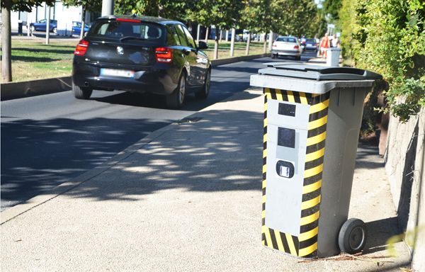 Exaspéré par les excès de vitesse, il déguise sa poubelle en radar