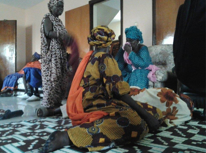 Décès de Mbaye Jacques Diop : tristesse et consternation au domicile du défunt à Rufisque (IMAGES)