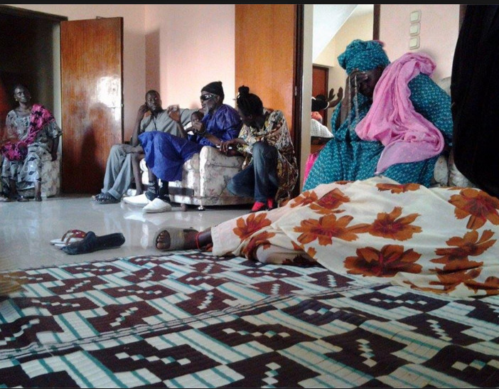 Décès de Mbaye Jacques Diop : tristesse et consternation au domicile du défunt à Rufisque (IMAGES)