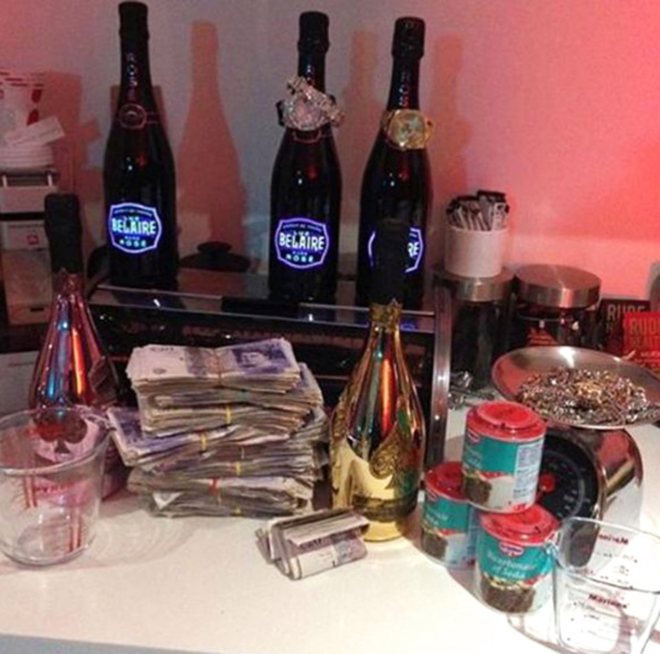 Photos : Un dealer emprisonné après avoir posté des photos sur Instagram, avec des liasses de billets, des voitures de luxe et des montres Rolex
