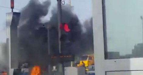 Une voiture prend feu sur l’autoroute à péage et bouche la circulation
