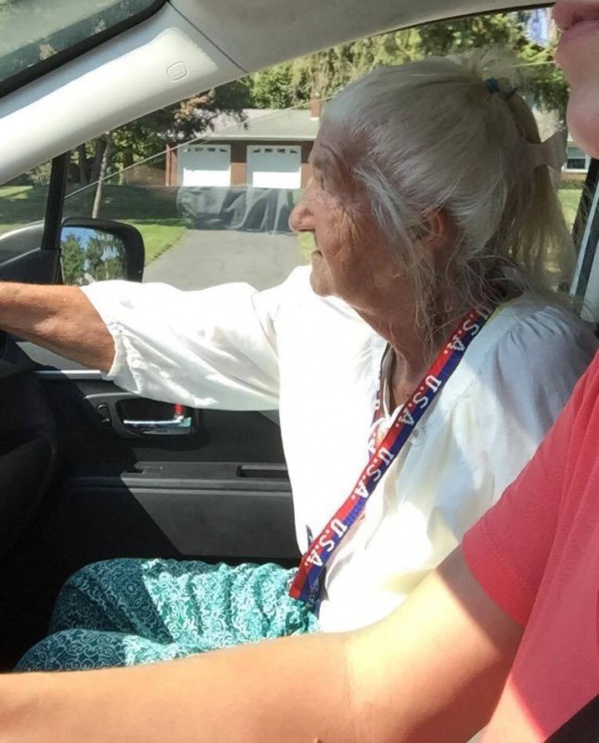 Une Américaine de 93 ans émeut un conducteur avec son histoire