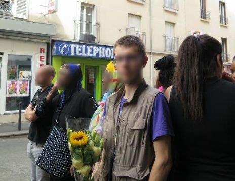 Thibaud (ici fleurs à la main), 20 ans, ancien locataire du deuxième étage, était présent le 2 septembre dernier lors de la commémoration de l'incendie meurtrier de la rue Myrha. (LP/ C.Carez.)