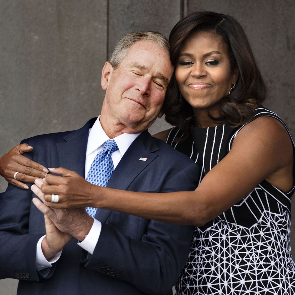 Cette photo de Michelle Obama enlaçant George W.Bush a été parodiée sur Twitter (et c'est très drôle) !